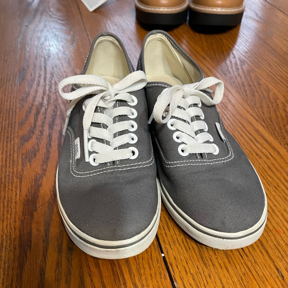 Vans Off the Wall skateboard sneakers like new 
Sz 6.5